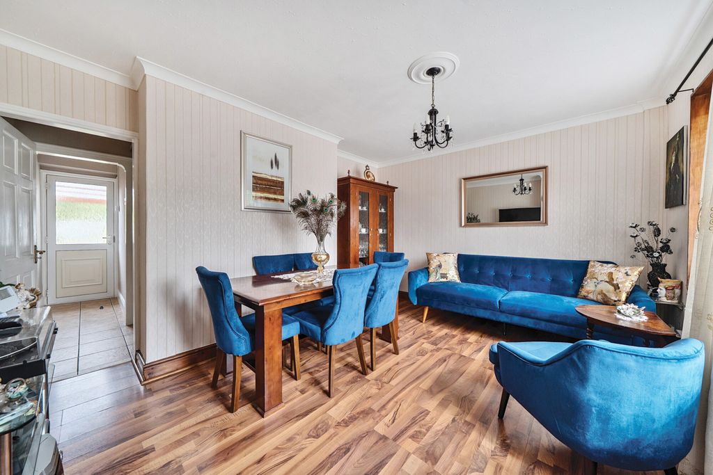 Property photo 3 of 14 Lounge