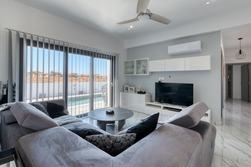 Property photo 2 of 12 Lounge Example