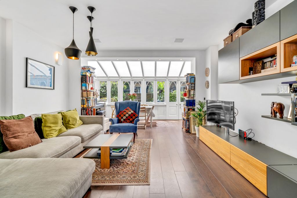 Property photo 1 of 19 Upcerne Road, Sw10, Martin &amp; Co