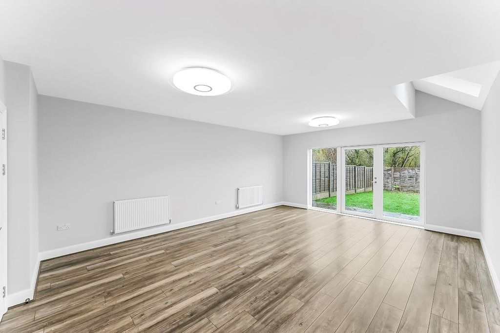 Property photo 3 of 29 2 Rylston Close-7.Jpg