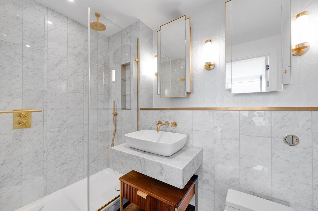 Property photo 3 of 22 Shower Room