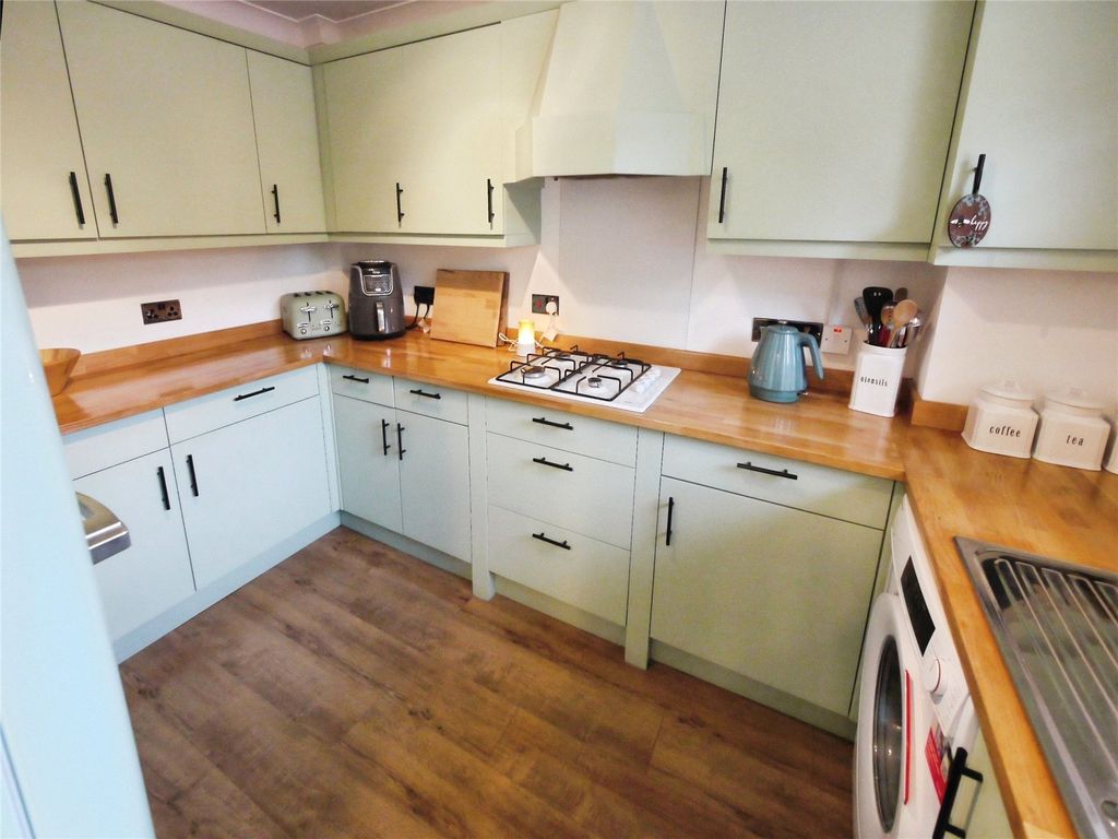 Property photo 3 of 18 Kitchen