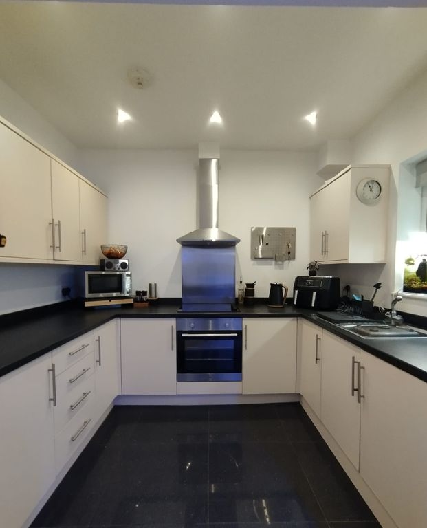Property photo 1 of 10 Kitchen