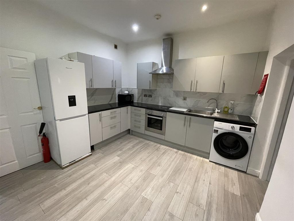 Property photo 3 of 14 Kitchen