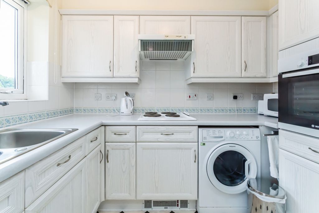 Property photo 3 of 11 Kitchen