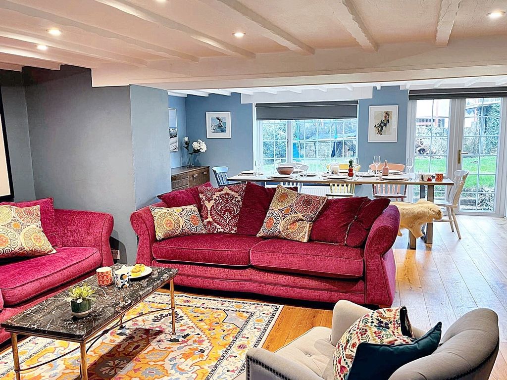 Property photo 3 of 17 Lounge