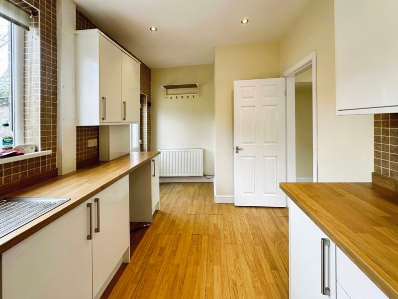 Property photo 3 of 10 Kitchen