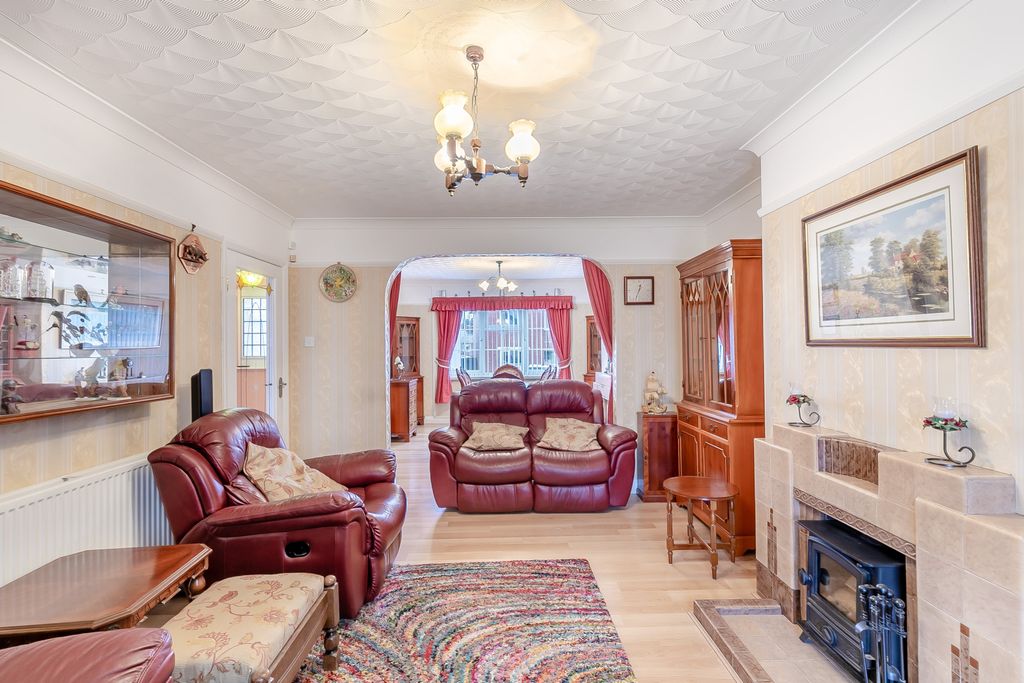 Property photo 2 of 28