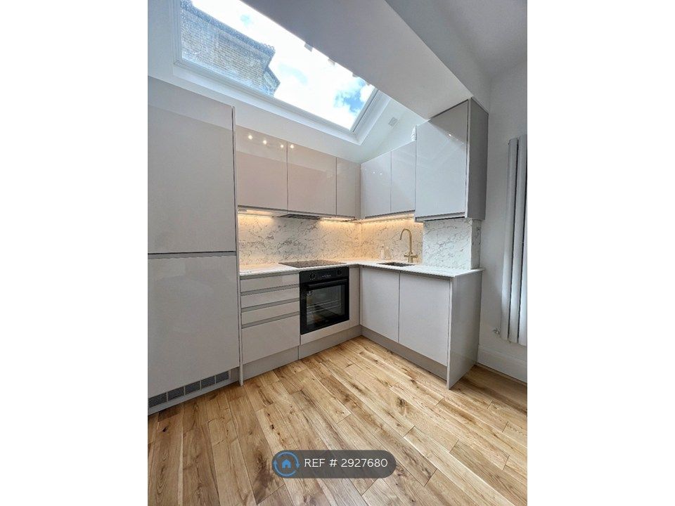 Property photo 2 of 15 Kitchen / Reception