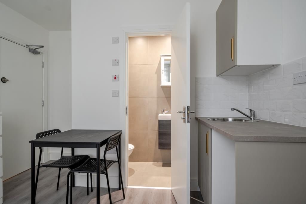 Property photo 2 of 6 Bedroom