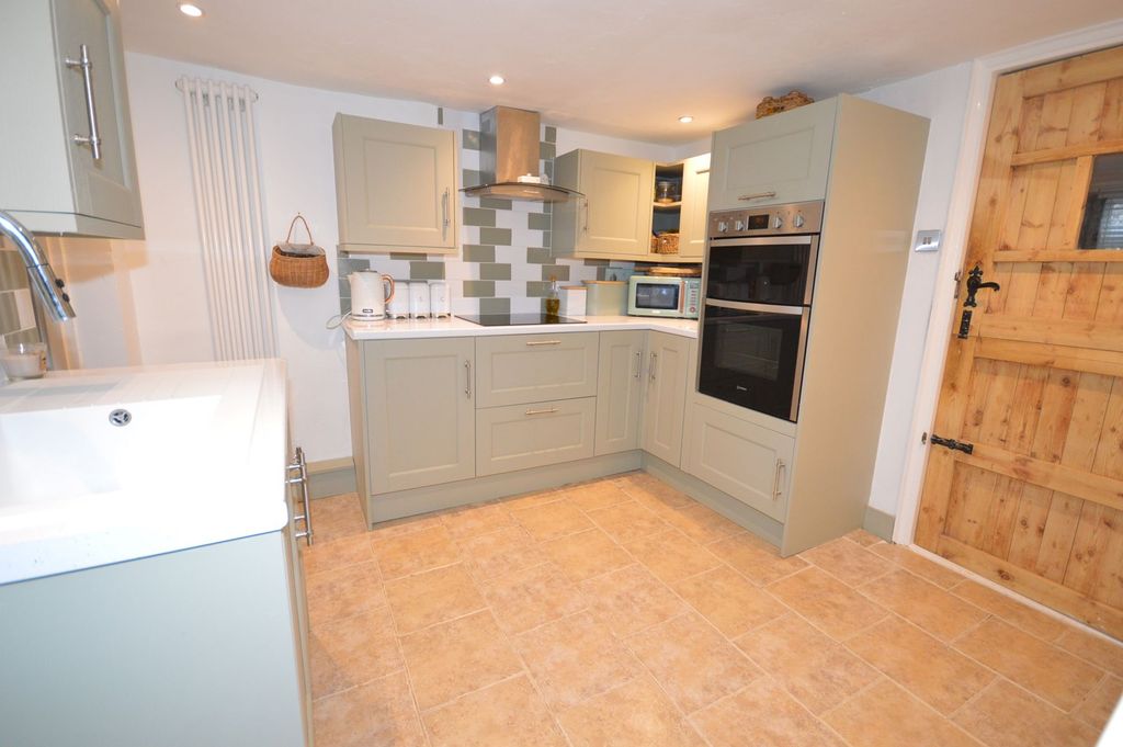 Property photo 3 of 12 Kitchen