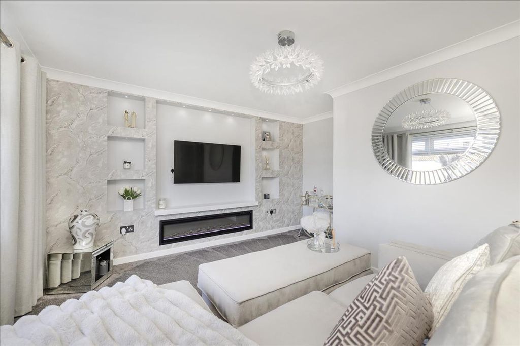 Property photo 3 of 28