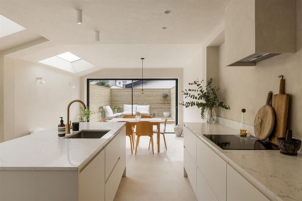 Property photo 2 of 51 Somers Road, E17