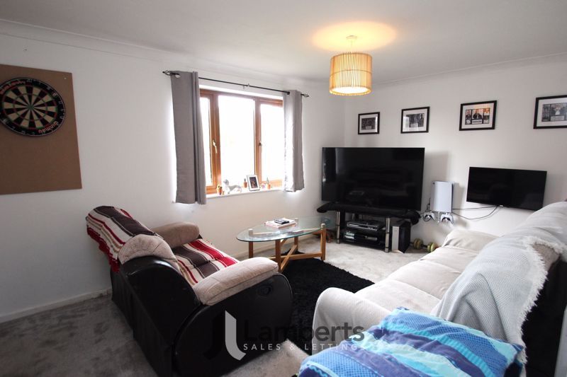 Property photo 3 of 11 Lounge