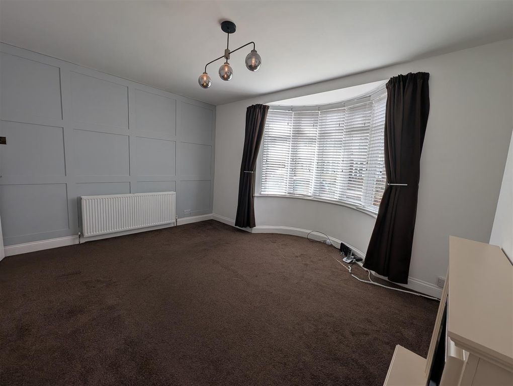 Property photo 3 of 14 Lounge