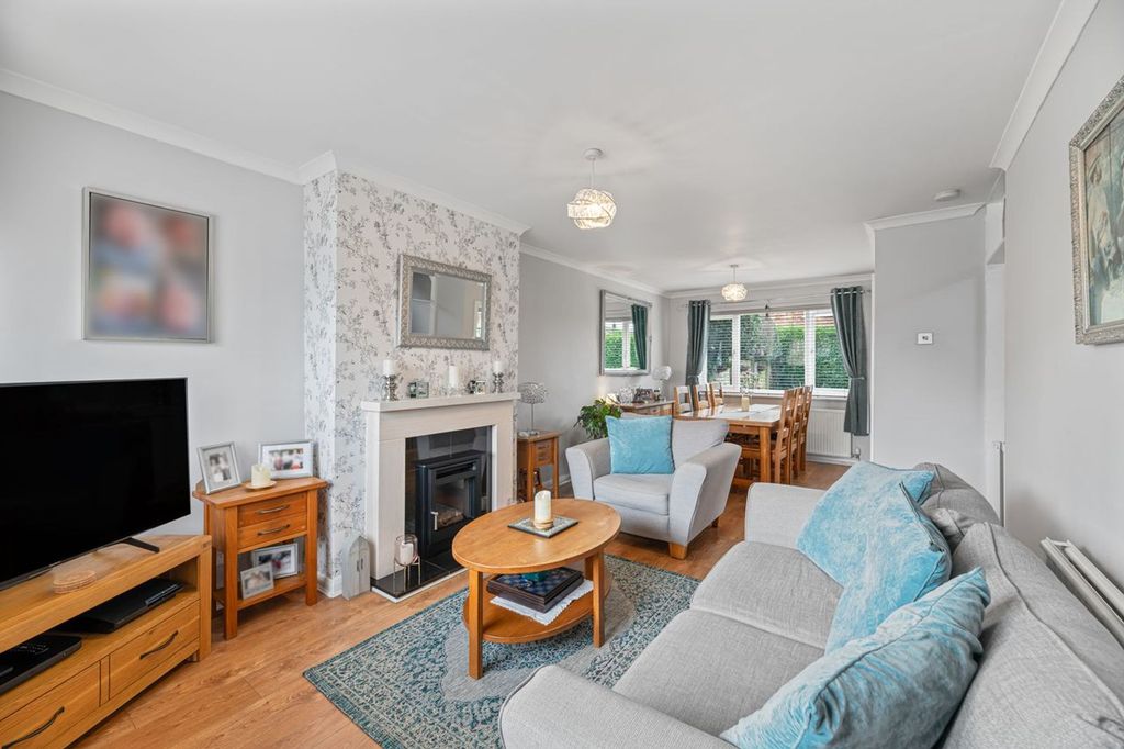 Property photo 3 of 17 Lounge