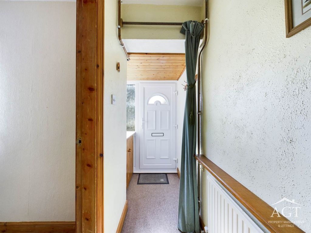 Property photo 3 of 11 Hallway