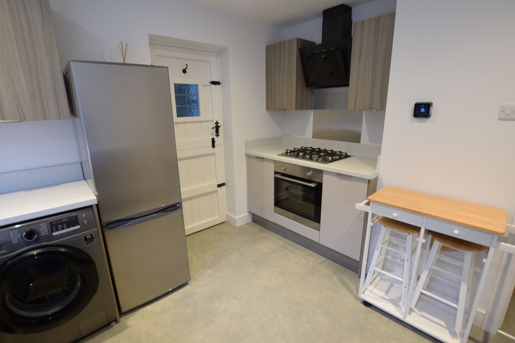 Property photo 3 of 11 Kitchen