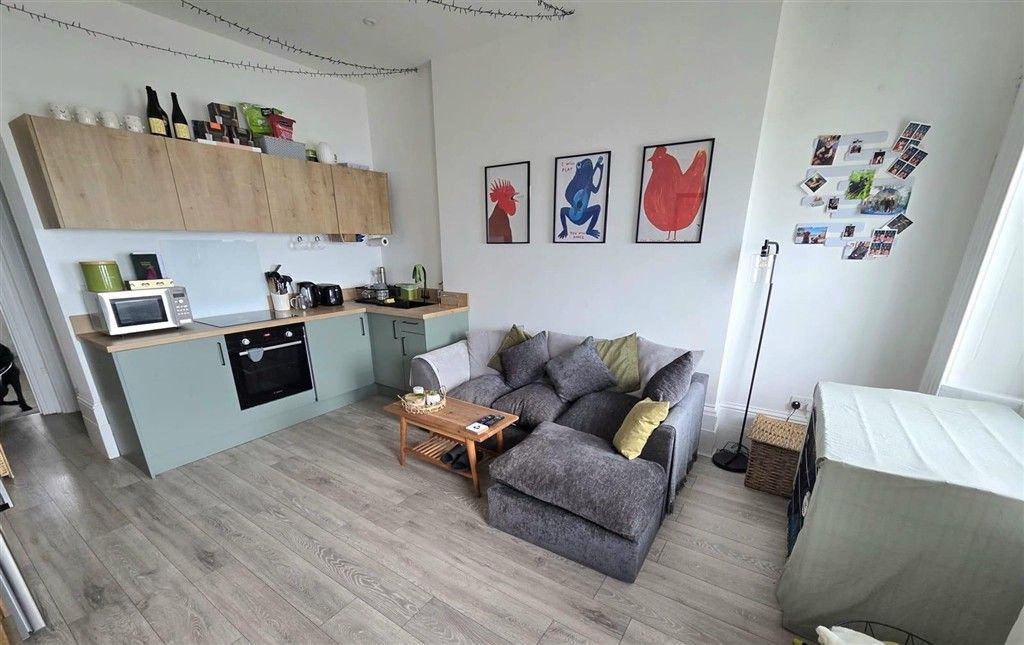 Property photo 1 of 6 Kitchen/Lounge