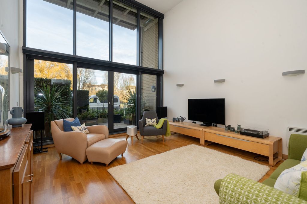 Property photo 2 of 23