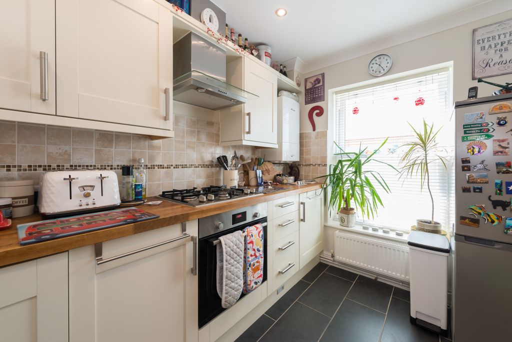 Property photo 3 of 19 Kitchen