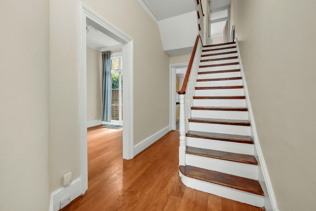 Property photo 2 of 18 Entrance Hall