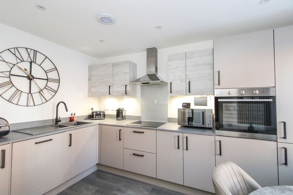 Property photo 3 of 17 Kitchen