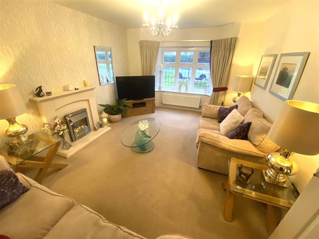 Property photo 3 of 18 Lounge