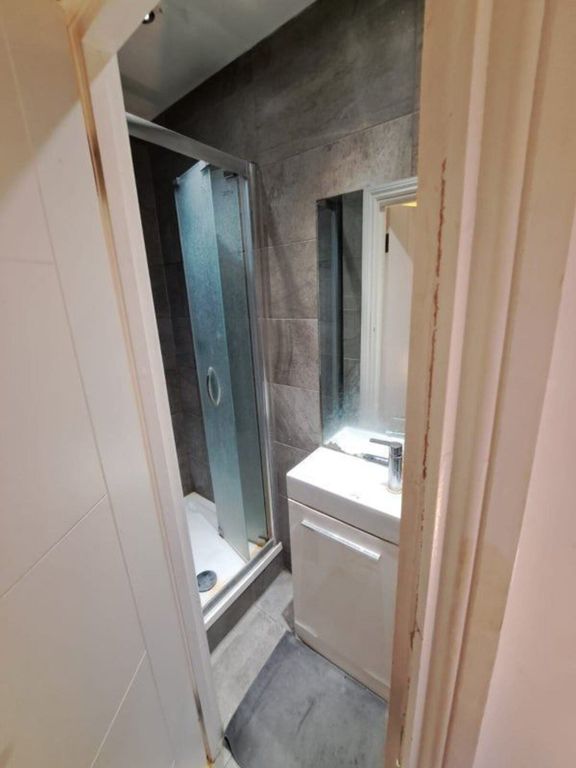 Property photo 2 of 7 Bathroom