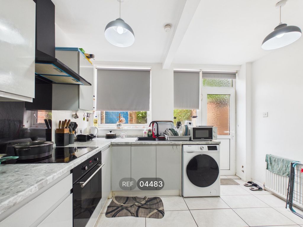 Property photo 1 of 11 Kitchen