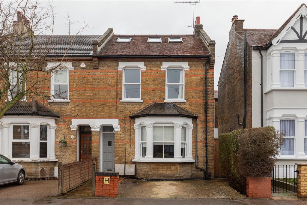 Property photo 1 of 30 Malmesbury Road, E18