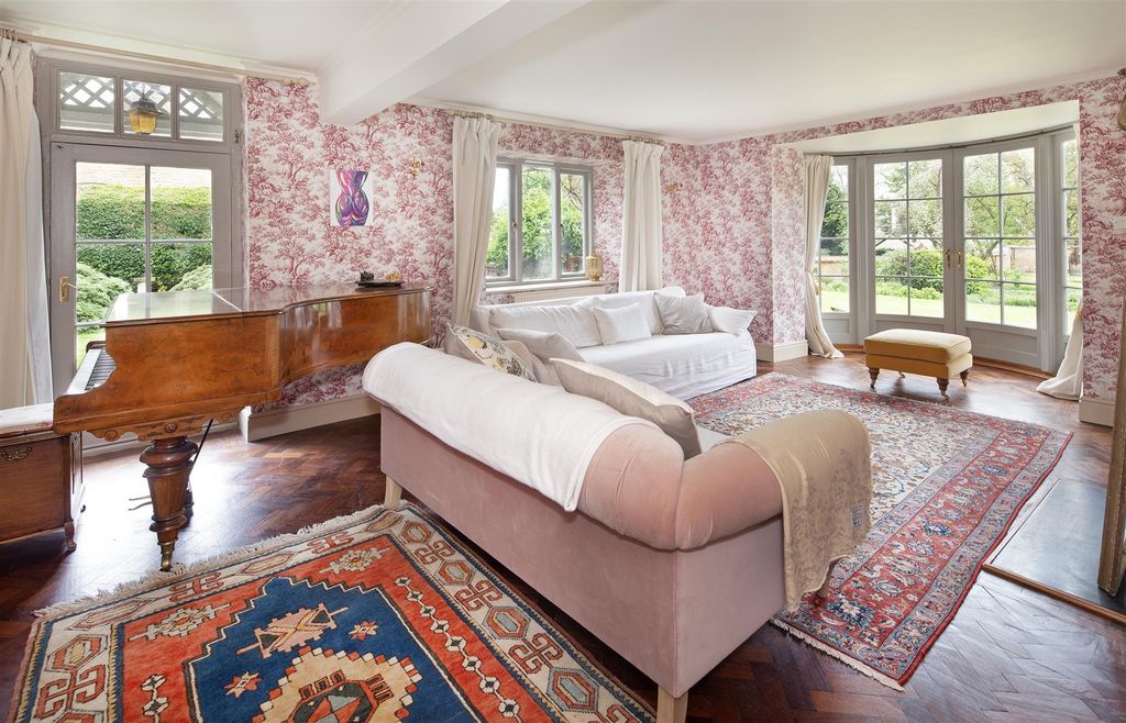 Property photo 3 of 17 Elegant And Interesting