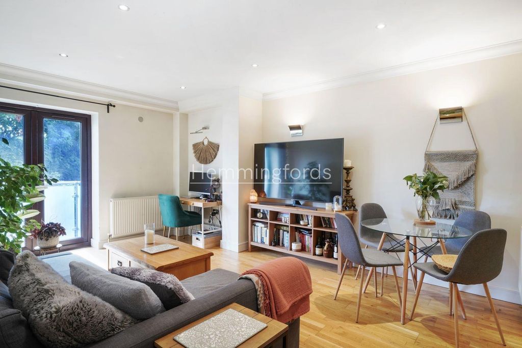Property photo 2 of 15 Flat 8, Maple Leaf Court - Hewi1Btkr5Elgmi6Sdwy.Jp