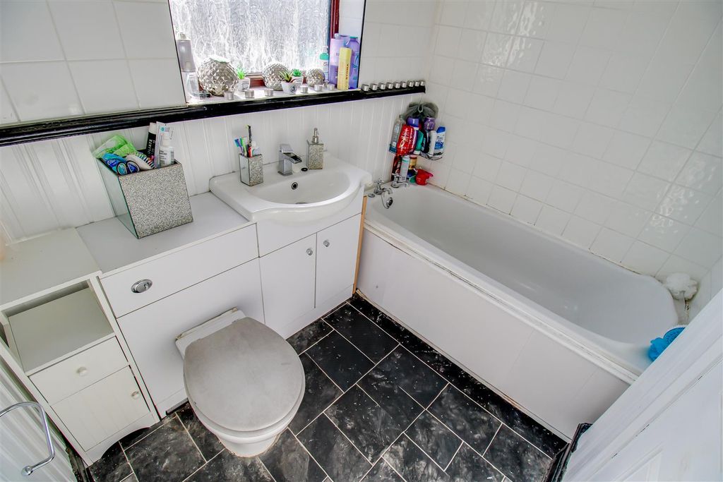 Property photo 3 of 11 Bathroom/W.C.