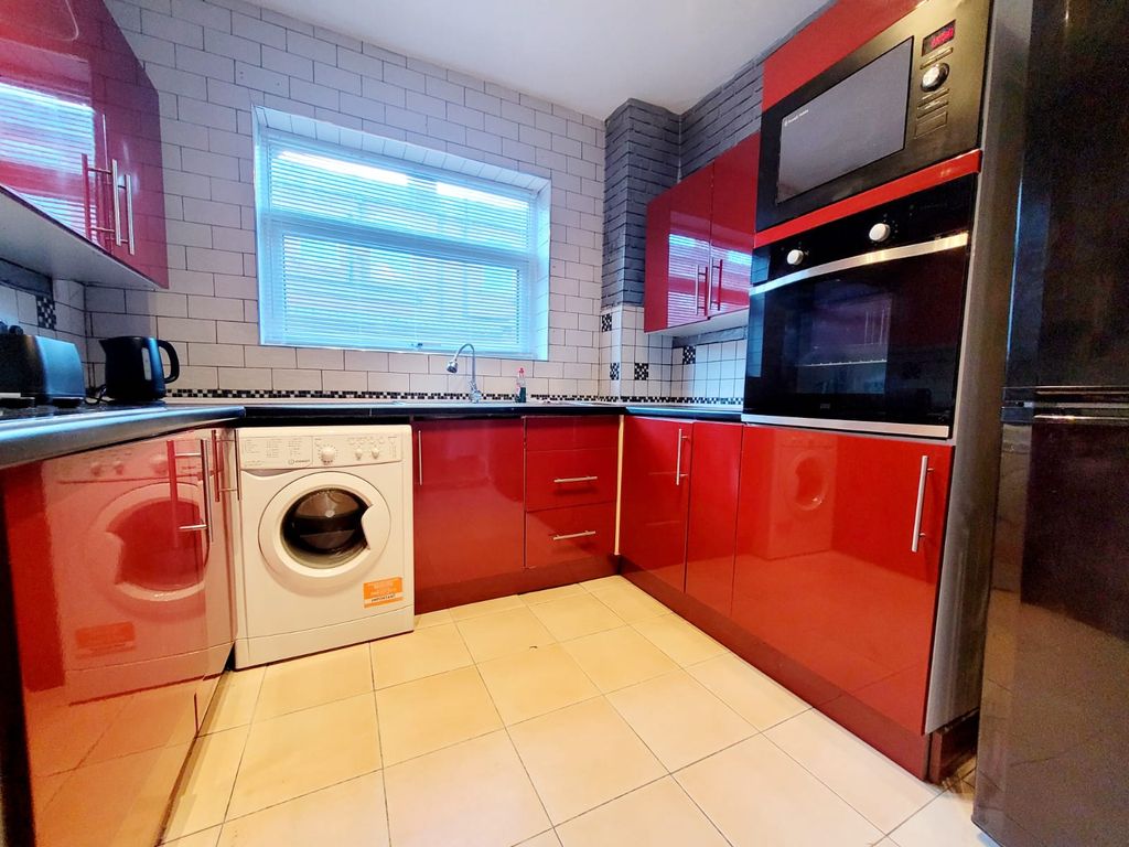 Property photo 3 of 7 Kitchen