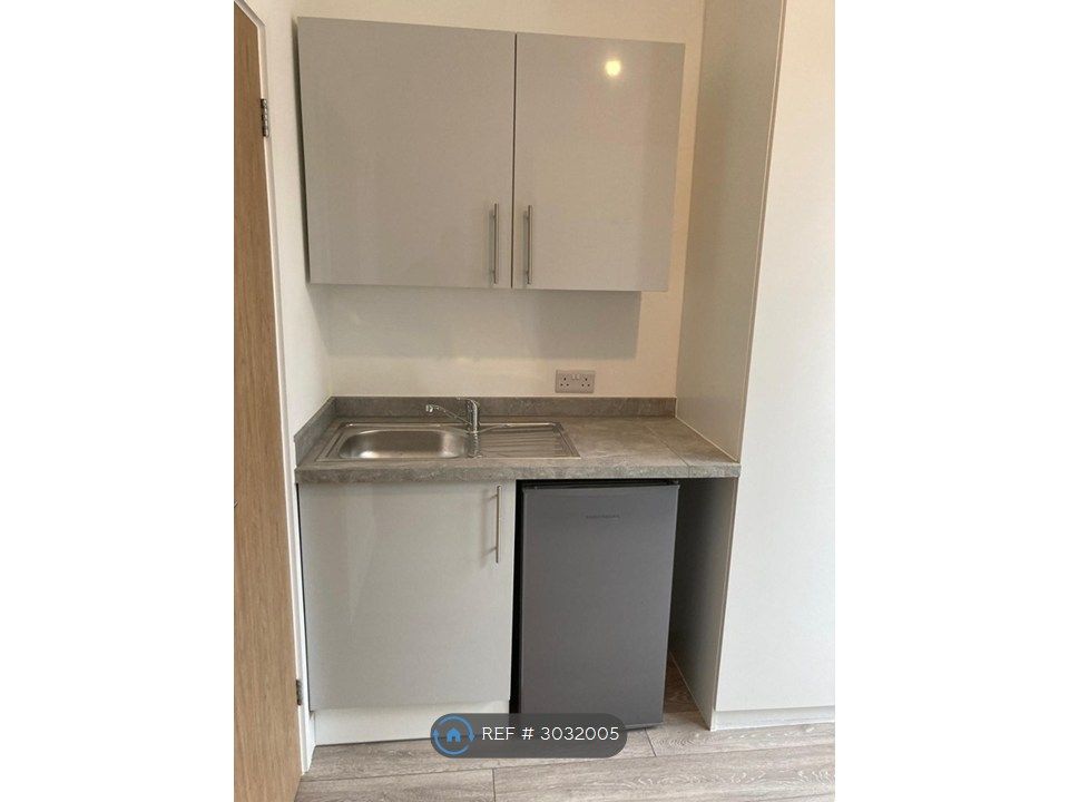 Property photo 2 of 9 Kitchenette