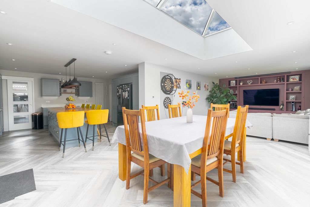 Property photo 2 of 25