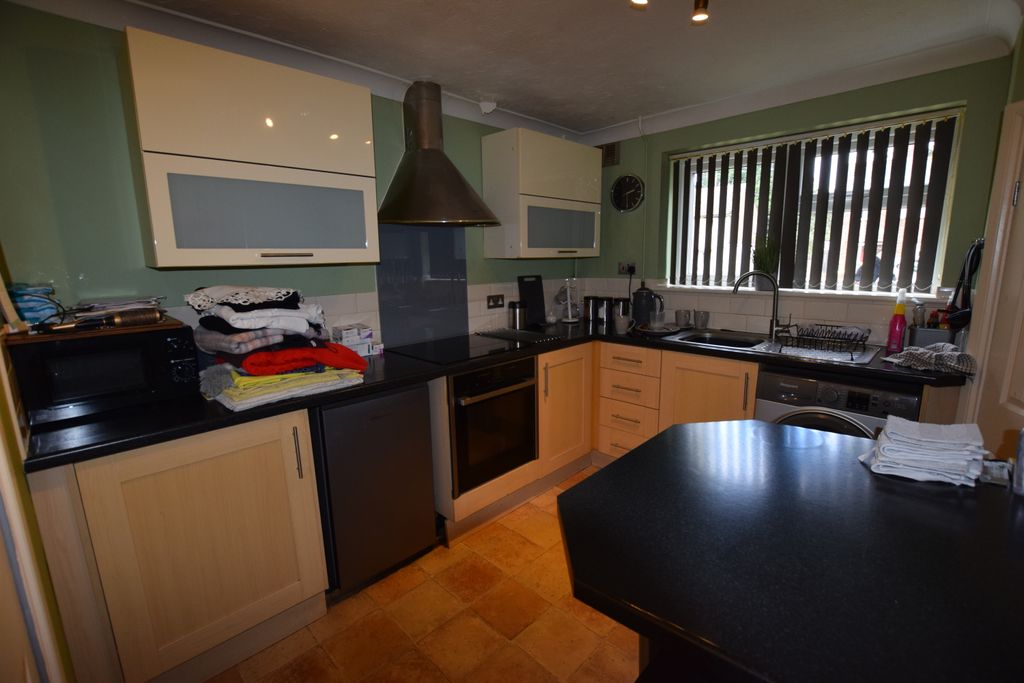 Property photo 2 of 12 E3396B18-B0D8-4A52-B970-5F50296C78C1