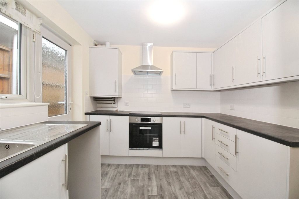 Property photo 2 of 8 Fitted Kitchen