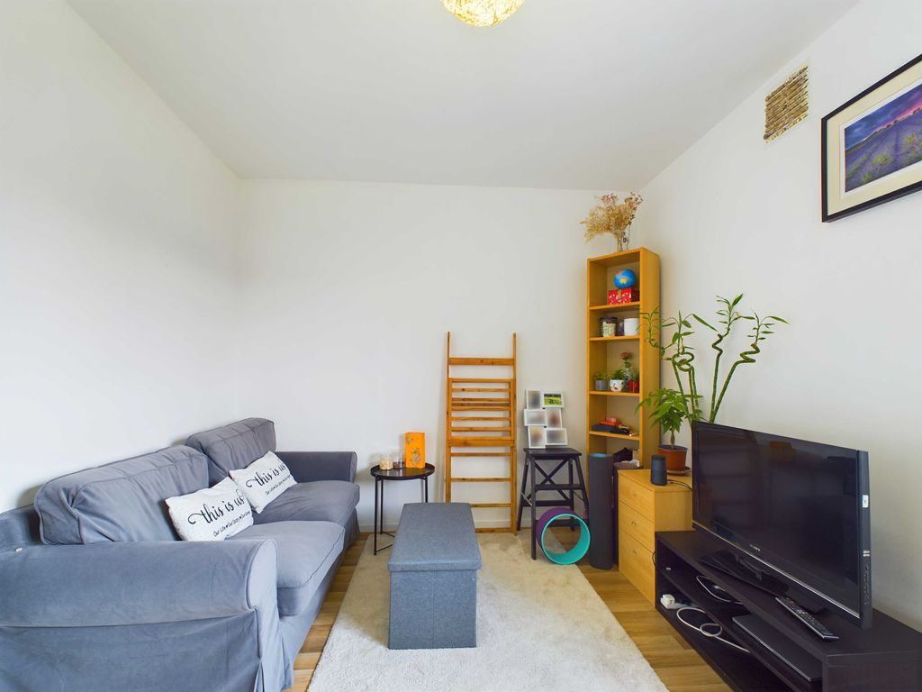 Property photo 2 of 10 Cam03741G0-Pr0039-Still003