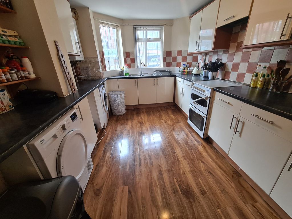 Property photo 2 of 14 Bright And Well-Maintained Kitchen Featuring Moder...