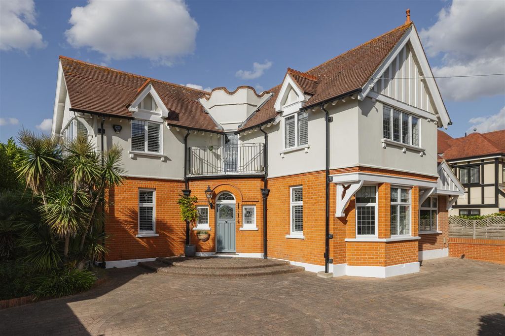 Property photo 1 of 30 Hornbeam Lane, E4