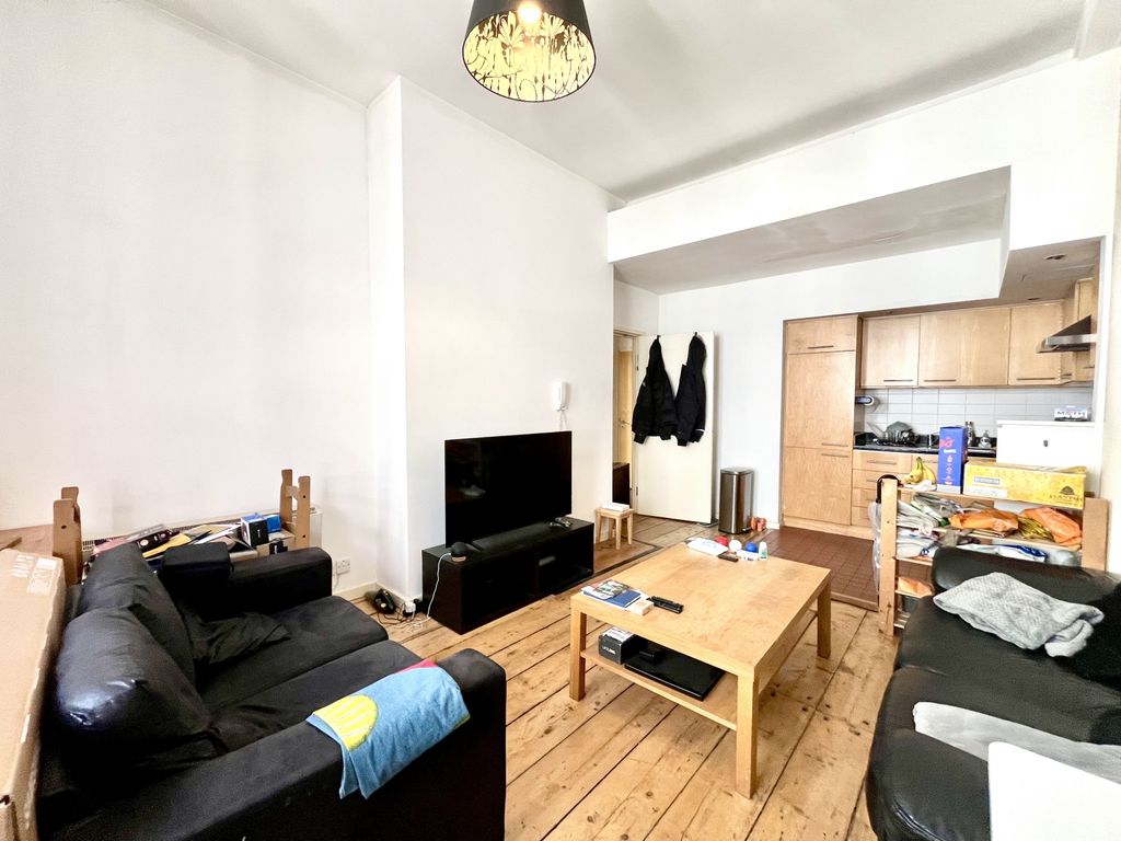 Property photo 3 of 14 Lounge