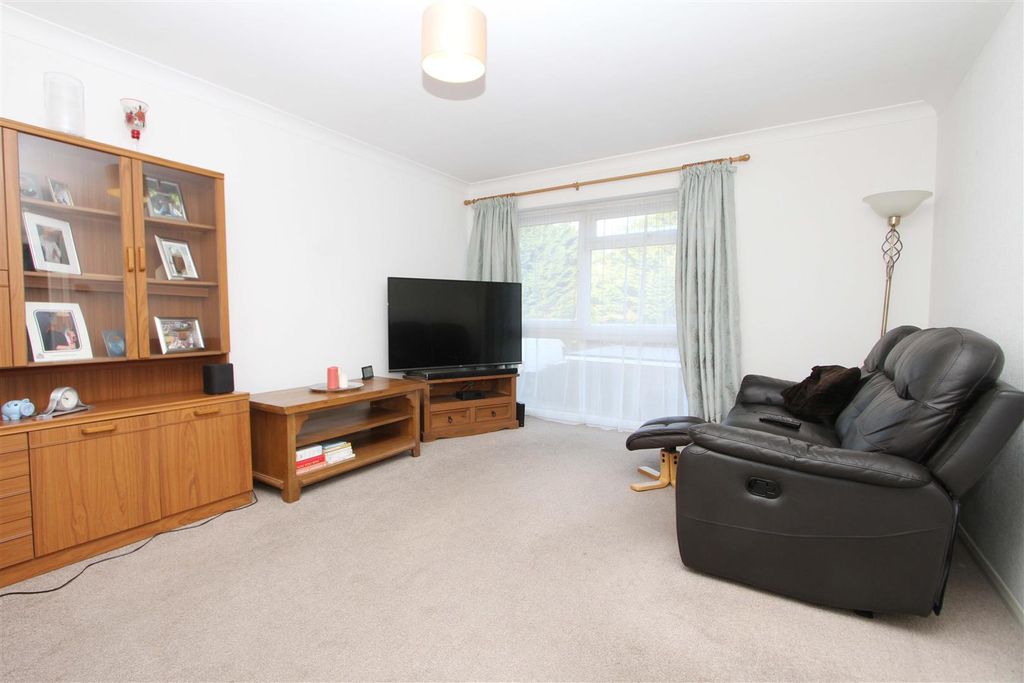 Property photo 2 of 7 Living Rom