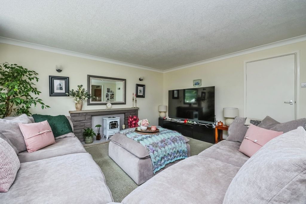 Property photo 2 of 16 Lounge