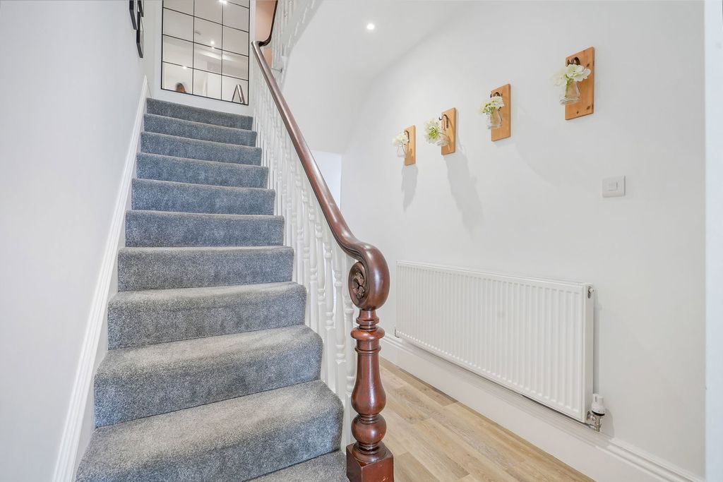 Property photo 2 of 40