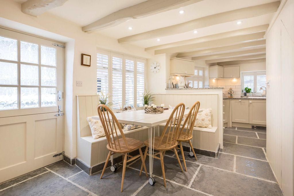 Property photo 2 of 19 65E89F52F151d_Dw-2020-08-18-Cor-Anglais-Port-Isaac-Cornwall-Interior-Kitchen-4
