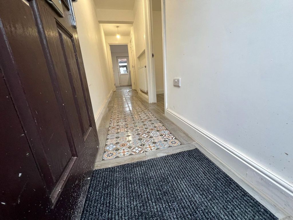 Property photo 3 of 16 Entrance Hall