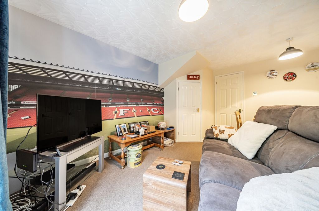 Property photo 3 of 20 1365929-9-68Efcca...