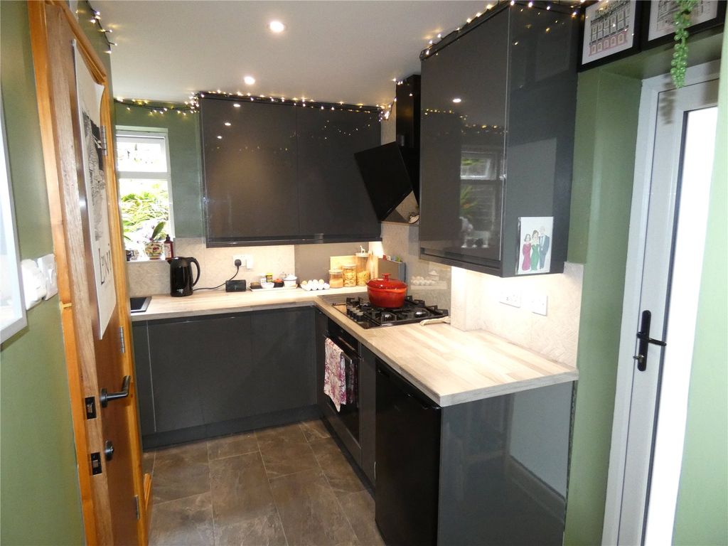 Property photo 3 of 19 Kitchen